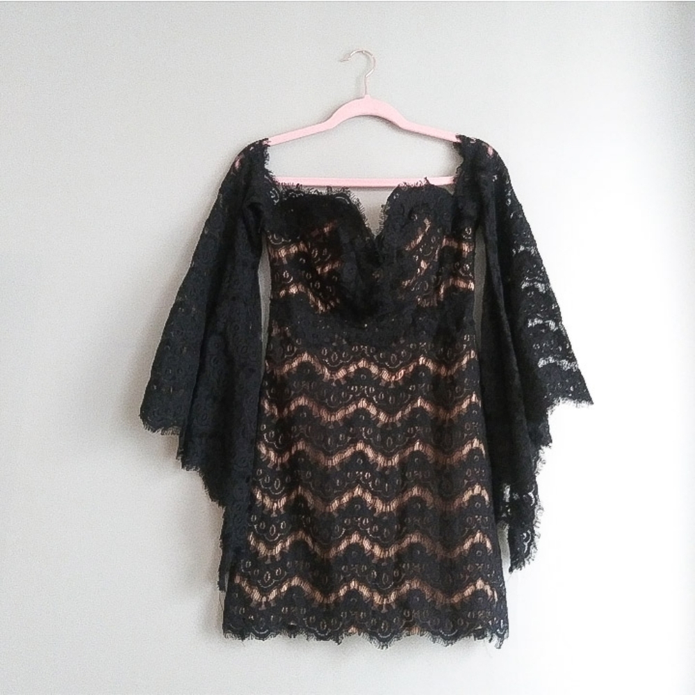 L'ATISTE Black and Tan Strapless Lace Bell Longsleeve Cocktail Dress
